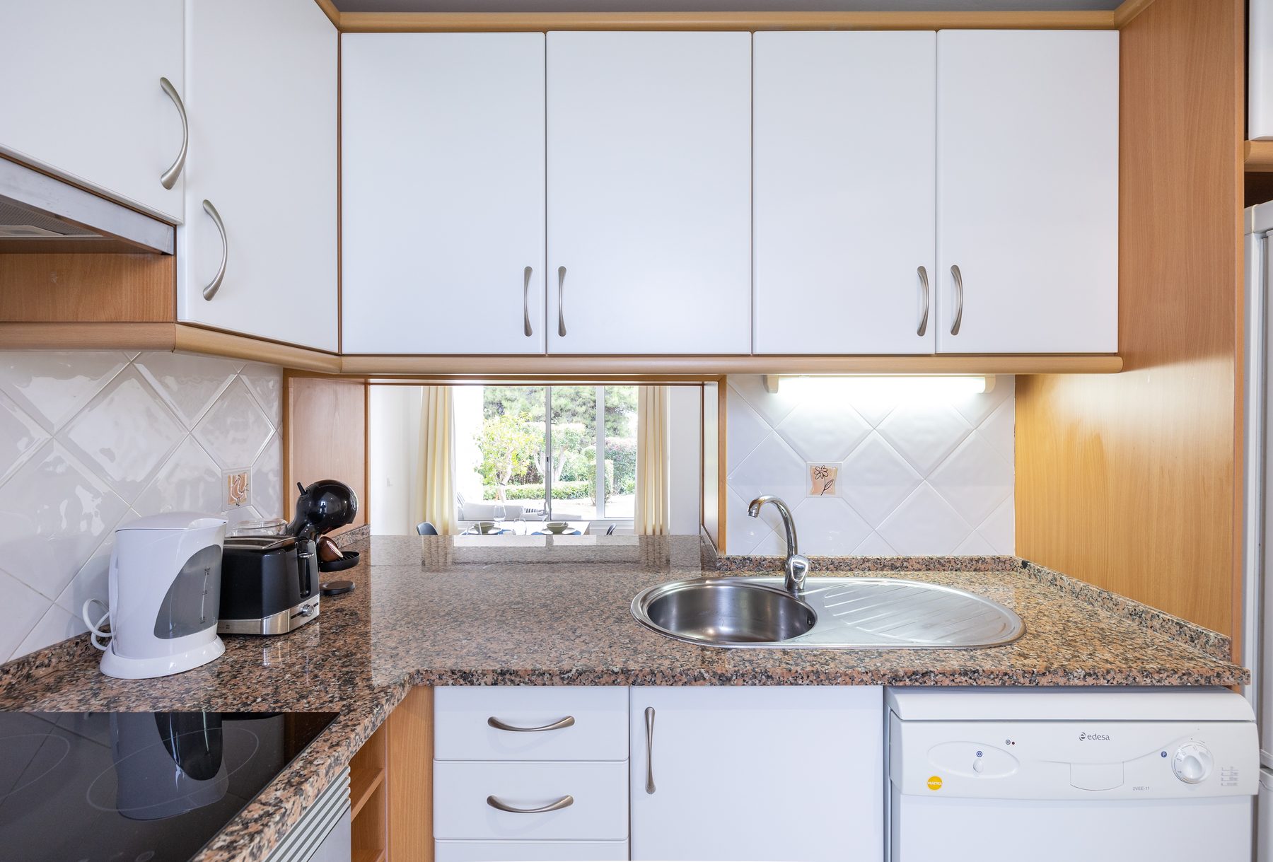 Fully fitted kitchen